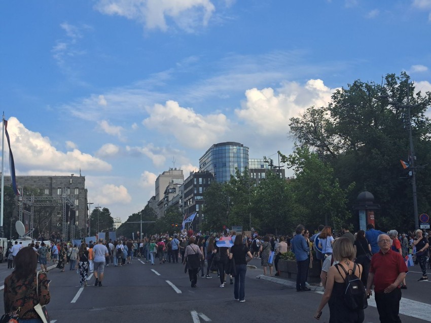 Atmosfera ispred Skupštine nešto pre 18 sati