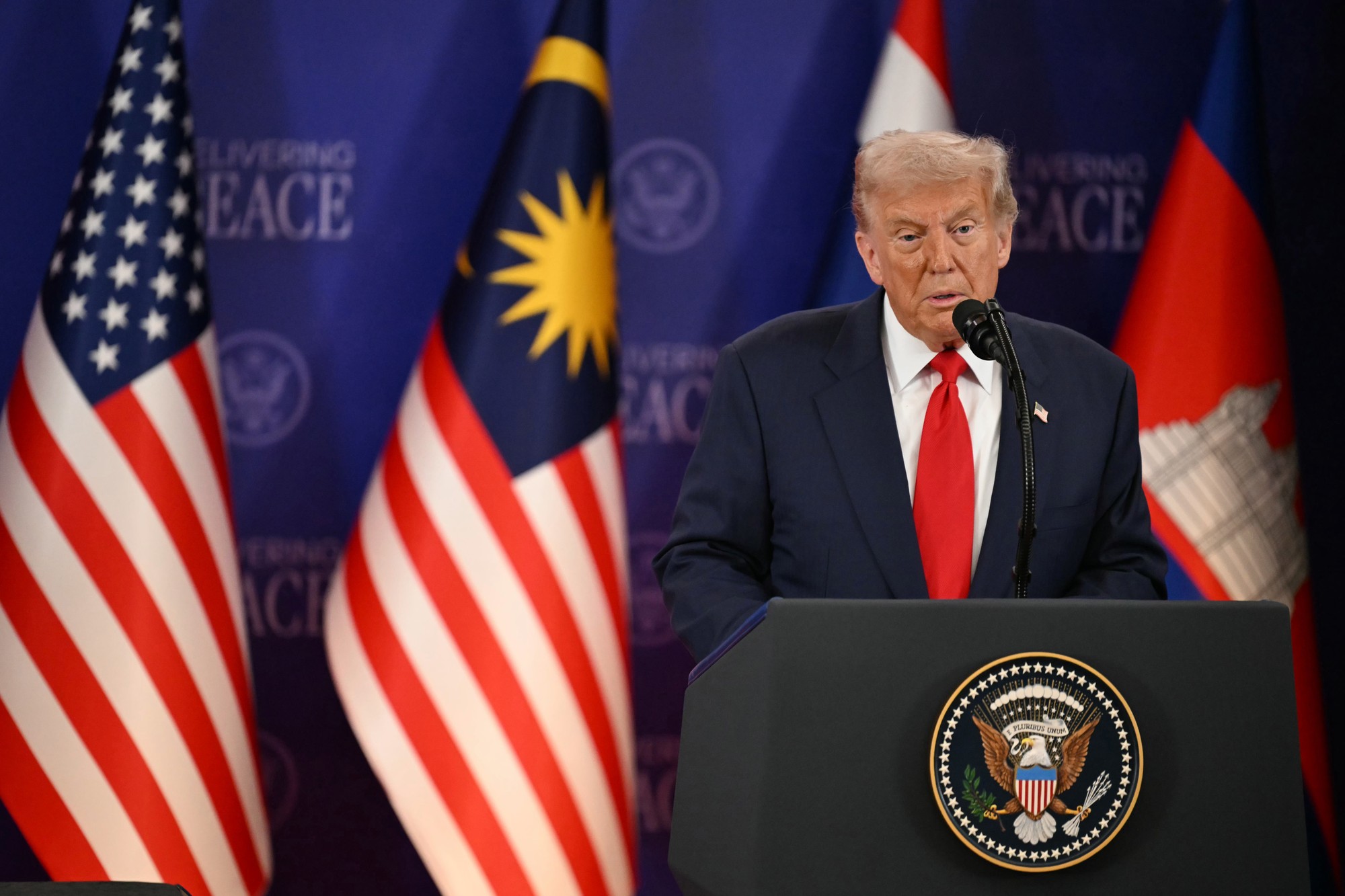 Kambodžský premiér Hun Manet a thajský premiér Anutin Čánvirakul v malajzijskom Kuala Lumpure podpísali dohodu o prímerí. 
