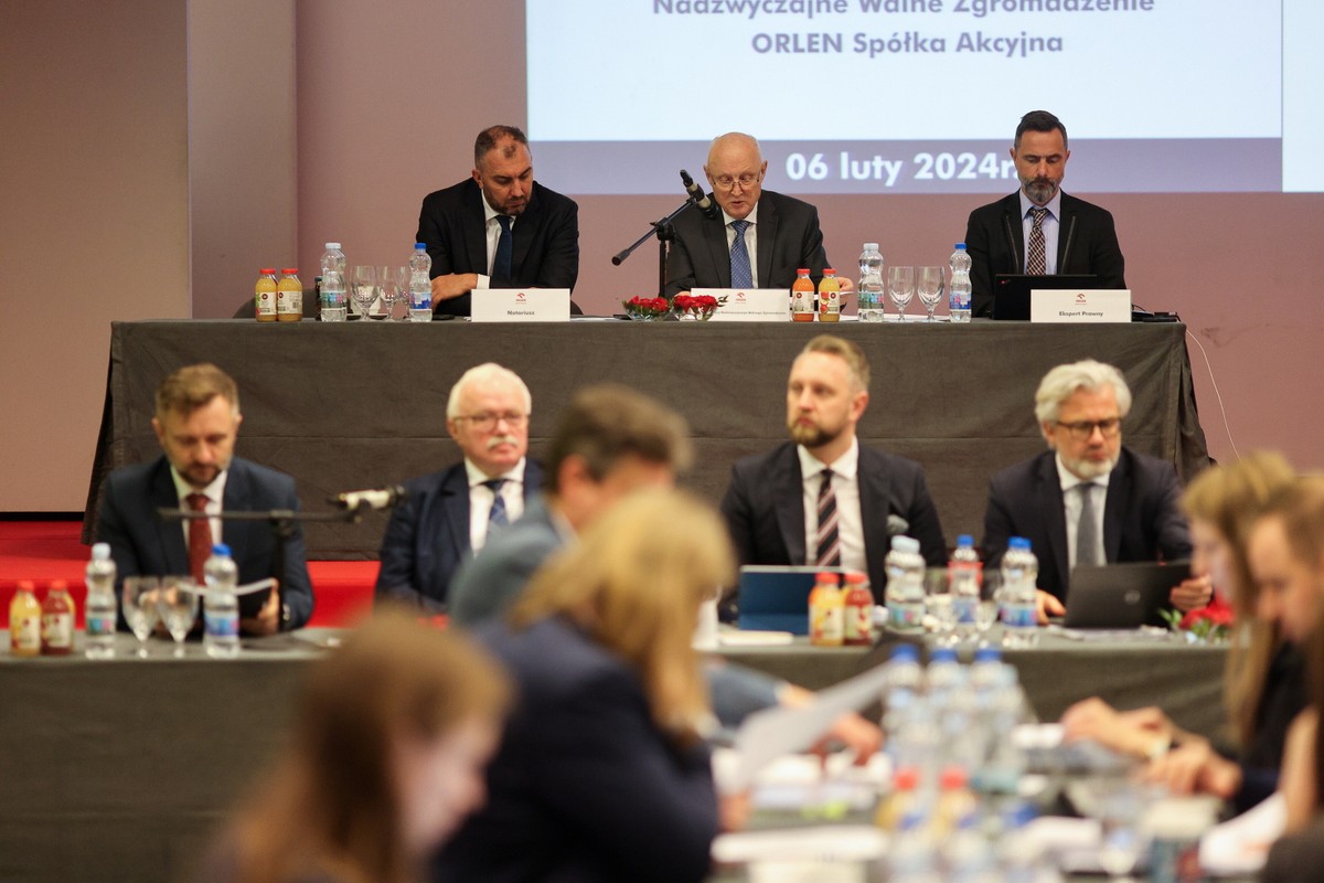Były przewodniczący Rady Nadzorczej Orlen S.A. Wojciech Jasiński (C góra) podczas nadzwyczajnego walnego zgromadzenia akcjonariuszy Orlenu