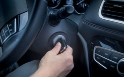 Czy na mrozie warto przekręcać kluczyk "na dwa razy", czyli do połowy? Odpowiedź zaskakuje