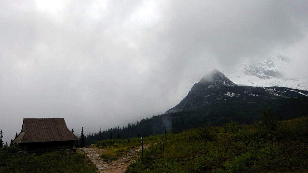 Mokre i śliskie szlaki turystyczne, zalegające płaty śniegu w wyższych partiach gór - w czwartek w Tatrach panują niekorzystne warunki do uprawiania turystyki.