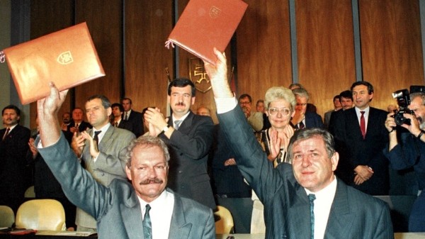 Deklarácia o zvrchovanosti SR, hlasovanie. Ivan Gašparovič a Vladimír Mečiar (vtedy predseda SNR)