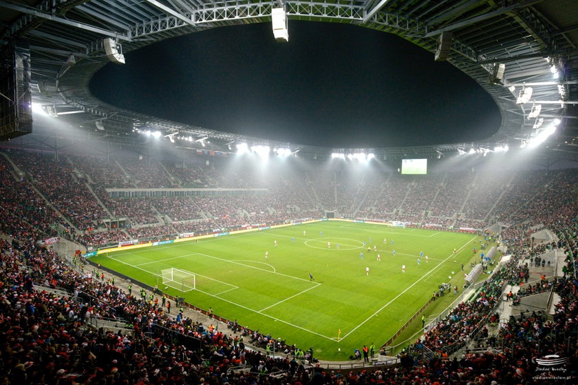 Stadion we Wrocławiu wypełniony kibicami