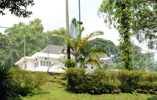 Singapur to jedyne azjatyckie państwo, które troszczy się o środowisko (jedyne w pierwszej „10” rankingu). Będąc jednocześnie jednym z najszybciej rozwijających się gospodarczo, co pokazuje, że te dwa aspekty rozwoju nie wykluczają się wzajemnie. Kraj otrzymał niemalże maksymalną ocenę w kategoriach: rolnictwo, woda i urządzenia sanitarne, odzyskiwanie zużytej wody oraz wpływ środowiska na zdrowie populacji. Najgorzej wypada pod względem bioróżnorodności i stanu siedlisk oraz stanu łowisk. Na fot. willa wystawiona na sprzedaż za 300 mln singapurskich dolarów