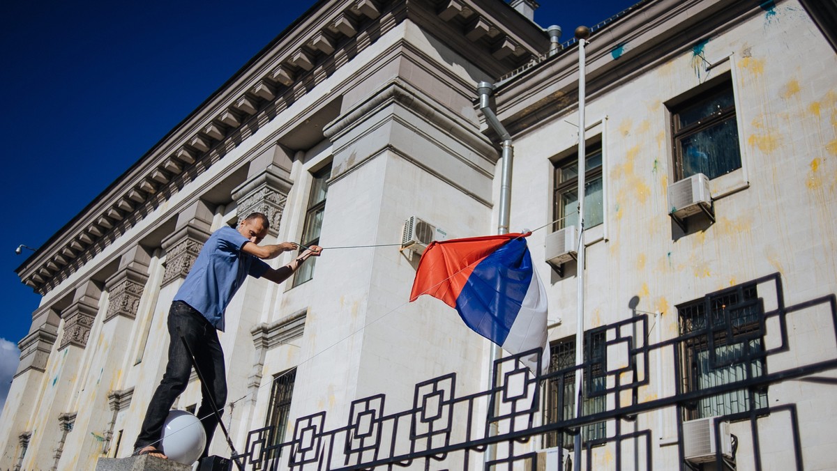 Demonstranci, którzy zgromadzili się przed ambasadą Rosji w Kijowie, usunęli z niej rosyjską flagę, przewracali samochody dyplomatyczne i rzucali świece dymne. To reakcja na zestrzelenie ukraińskiego samolotu przez prorosyjskich separatystów. Rosja wyraża swoje "skrajne oburzenie". Do kontrmanifestacji doszło w Moskwie.