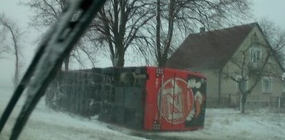 Wiatr przewrócił autobus z Zakopanego do Warszawy