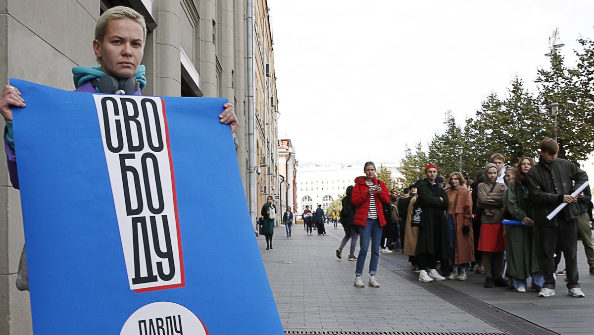 One-man protests in Moscow in support of Pavel Ustinov given prison sentence for violence against police officer