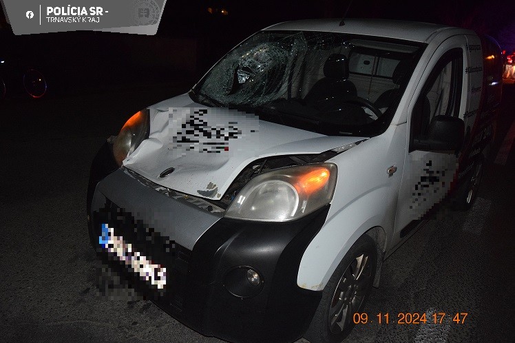 Chodca zrazilo v obci Vrakúň auto.