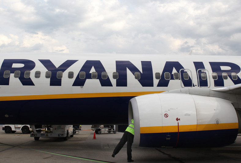 Ryanair to obecnie jedna z najtańszych linii lotnicznych na świecie, najwięcej pieniędzy zarabiają na dodatkowych opłatach w samolotach