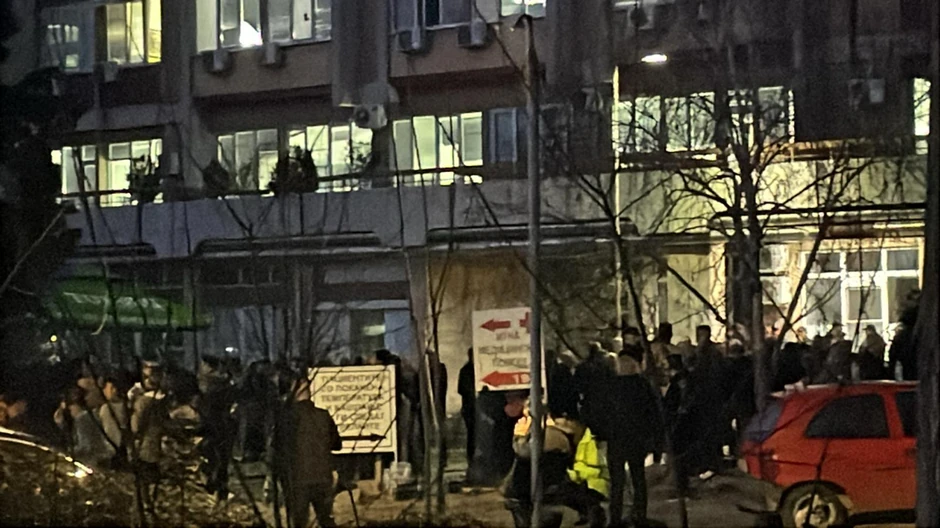 "Blic" ispred bolnice u Kočanima