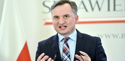 Złe wieści dla Ziobry. Tylko 5 proc. Polaków uważa, że w sądownictwie jest lepiej. Po 6 latach „reform”, resort sprawiedliwości tak tłumaczy porażkę: bo najważniejsze reformy dopiero czekają