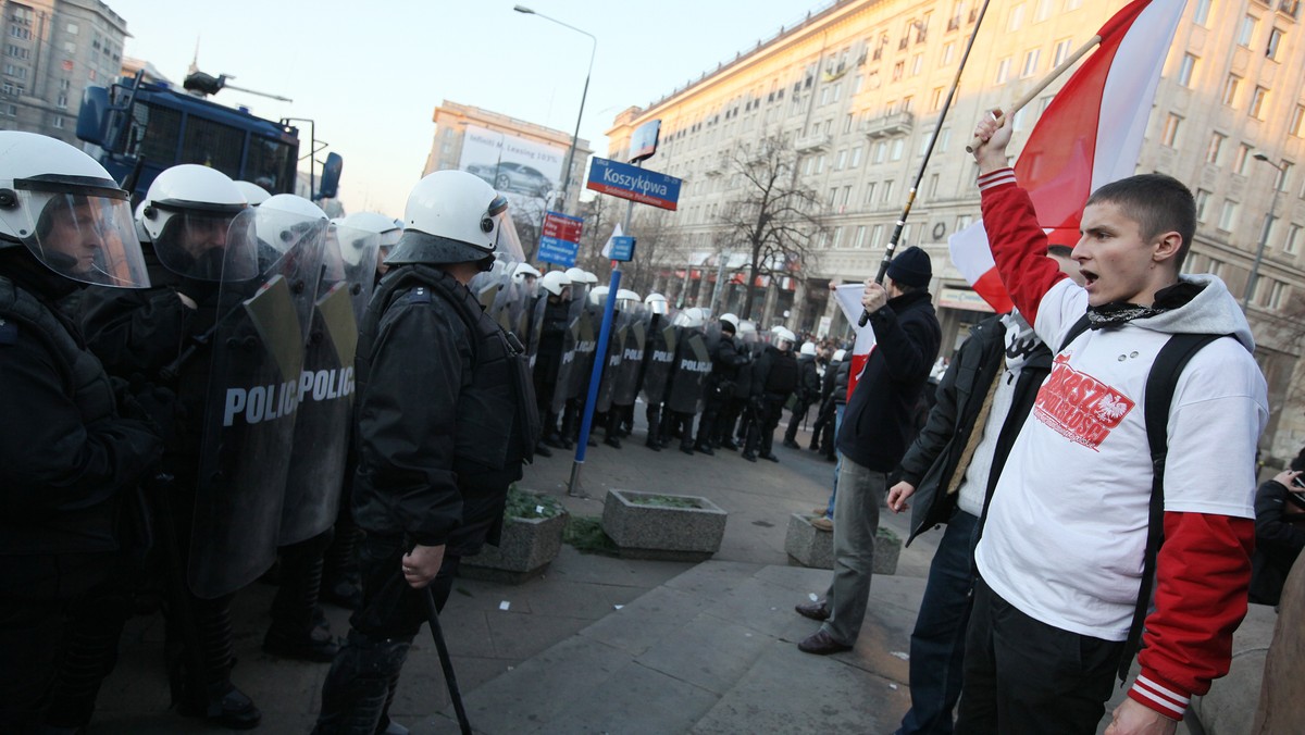 - Działania policji w czasie wczorajszych zamieszek były "perfekcyjne" - ocenił na antenie radia TOK FM Jerzy Dziewulski, były antyterrorysta. - Nie mam żadnych zastrzeżeń. Policjanci byli ruchliwi i dokładni. Reprymendy od premiera na pewno nie będzie - dodał.