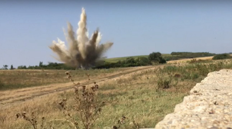50 kilós bombával a bicikli csomagtartóján tekert végig egy férfi Aradon / Fotó: YouTube