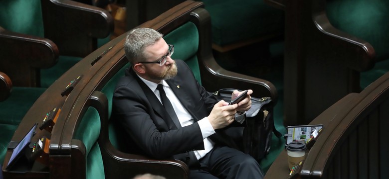 Gorąco w Sejmie. Terlecki upomina posłów bez maseczek. Padły słowa o "pajacach"