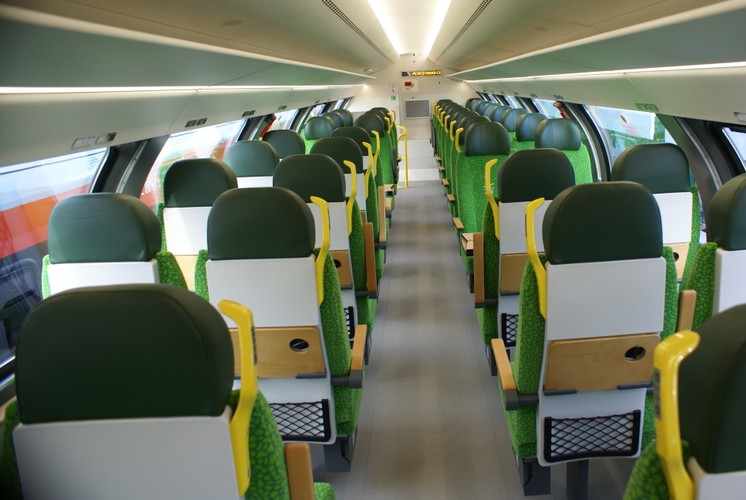 Piętrusy to kolejny kontrakt Pesy na zupełnie nowy dla niej produkt. Według umowy z Kolejami Mazowieckimi, termin dostaw pierwszych wagonów piętrowych został wyznaczony na sierpień, nie został jednak dotrzymany. W przetargu Kolei Mazowieckich na 22 wagony piętrowe i dwie lokomotywy Pesa wygrała, proponując prawie 62 mln euro.  Wcześniej jedynym dostawcą piętrowych wagonów i lokomotyw do ich obsługi dla KM był kanadyjski Bombardier.