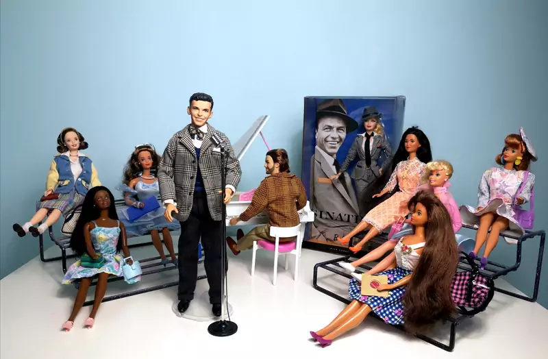 &quot;Frank w żeńskim college&#39;u&quot;. Frank i Barbie z zestawu &quot;Barbie loves Sinatra&quot;. Ciemnoskóra lalka to Christie Florida i Whitney. Ken przygrywający na fortepianie to Harley Davidson. Barbie w pudełku to Barbie Sinatra. Z prawej strony siedzą Teresa Wet n Wild, Barbie Malt Shoppe, Kira Hawaiian Fun oraz Midge California Dream Fot. archiwum prywatne