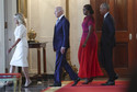 Bidenowie i Obamowie w drodze na ceremonię