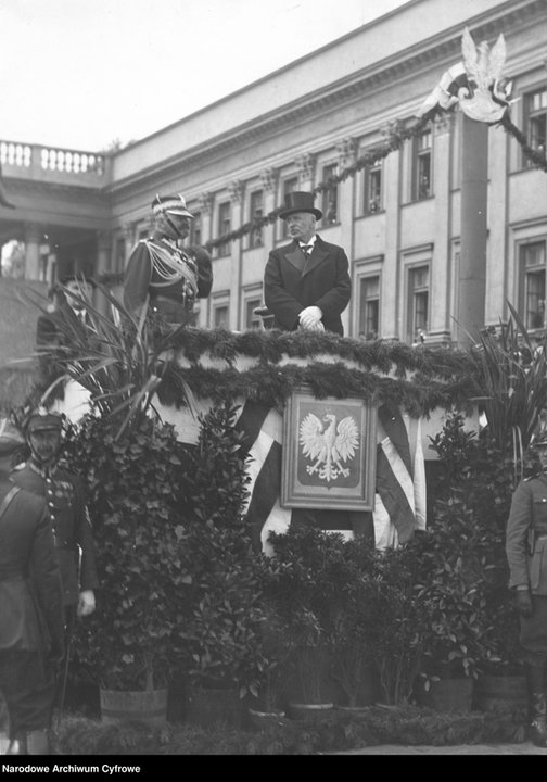 Obchody święta 3 maja w przedwojennej Polsce - zdjęcie pochodzi z archiwów Narodowego Archiwum Cyfrowego