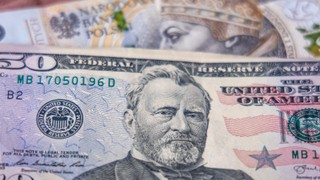 Większość pieniędzy na świecie nie ma postaci banknotów [WYWIAD]