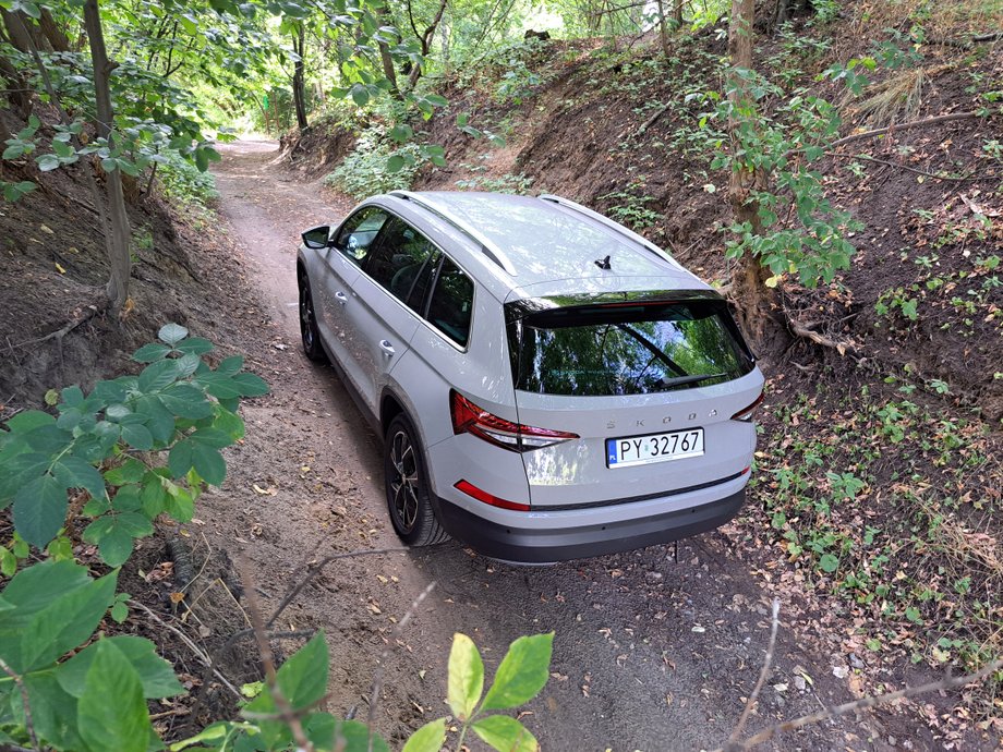 Skoda Kodiaq 1.5 TSI to podstawowa wersja, dysponująca mocą 150 KM. To wystarczy, by sprawnie poruszać się po mieście. Nie ma też problemów na trasie, o ile jeździmy zgodnie z przepisami.