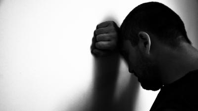 Depresja smutek narkotyki nałogi uzależnienia alkoholizm mężczyzna