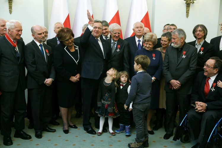 Prezydent Bronisław Komorowski z małżonką Anną pozują do wspólnego zdjęcia z odznaczonymi, podczas uroczystości wręczenia odznaczeń państwowych działaczom opozycji antykomunistycznej i osobom zasłużonym dla przemian demokratycznych w Polsce