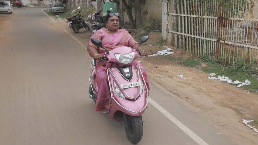 Džajačitra na roze skuteru | Foto: BBC