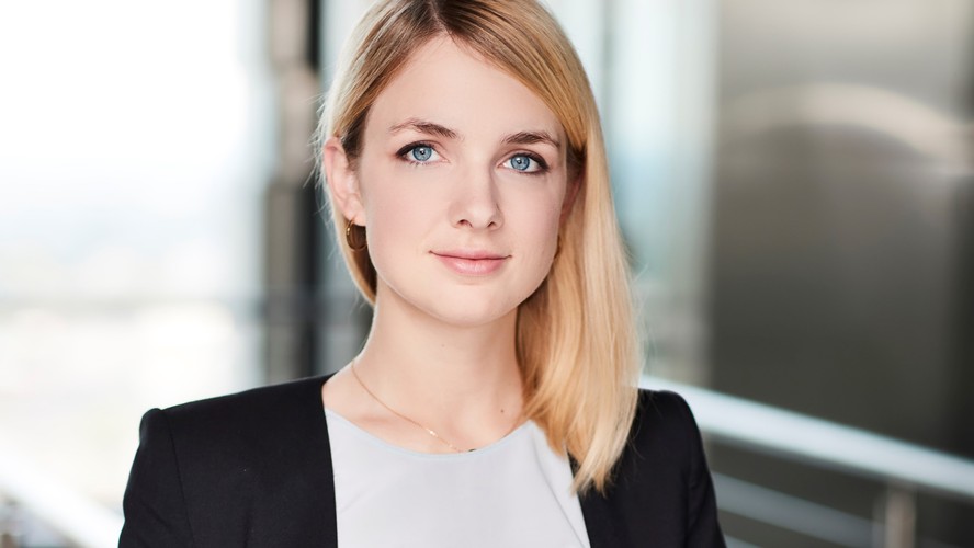 <strong>2. Monika Gebel</strong>
<br></br>
Jest adwokatem w zespole prawa własności intelektualnej i nowych technologii (IPTech) warszawskiego biura kancelarii Baker McKenzie. Zajmuje się w szczególności doradztwem prawnym w zakresie innowacyjnych technologii i gier wideo. Doradza największym i znanym na całym świecie polskim spółkom z branży gier, takim jak m.in. CD Projekt Red i Techland. Jej doradztwo obejmuje m.in. kluczowe w tej branży zarządzanie i nabywanie praw własności intelektualnej od deweloperów, jak i dostosowywanie treści gier do wymogów obowiązującego prawa tak, aby mogły być dostępne na wszystkich rynkach wybranych przez spółki. Doradza także podmiotom zagranicznym o globalnym zasięgu, w tym m.in. amerykańskiej platformie gier wideo, za pośrednictwem której transmitowane są m.in. wydarzenia e-sportowe oraz zagranicznym producentom gier, którzy chcą wejść na polski rynek.