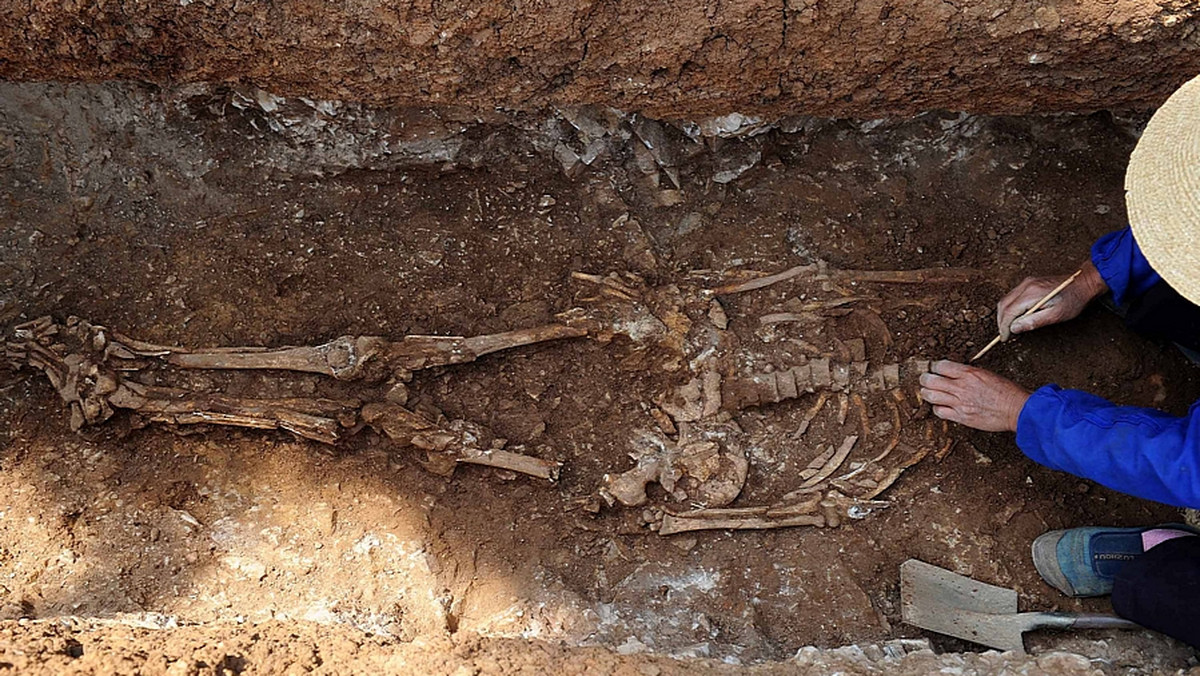 Podczas prac wykopaliskowych na stanowisku w zachodniej Anglii odkryte zostało miejsce pochówku 44 osób z wczesnego okresu rzymskiego - informuje serwis internetowy BBC News.