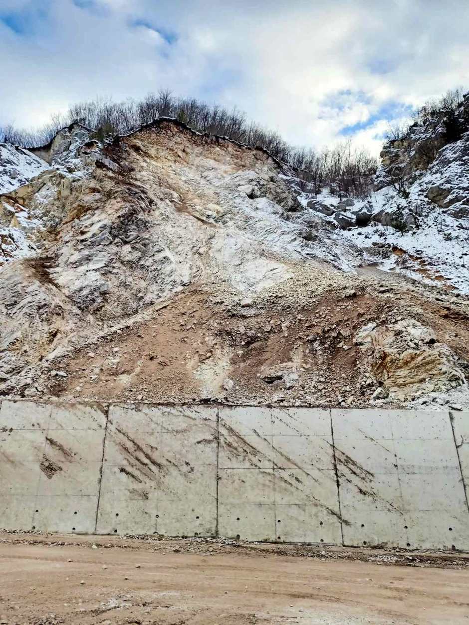 Kamenje se odradnja sa litice visoke 70 metara