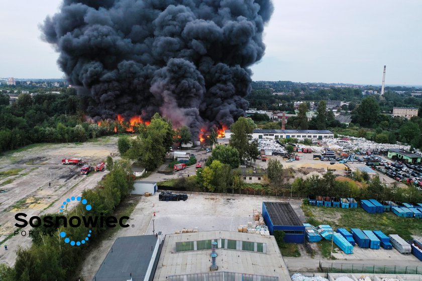 Potężny pożar w Sosnowcu. Z daleka widać gęsty dym i słychać wybuchy