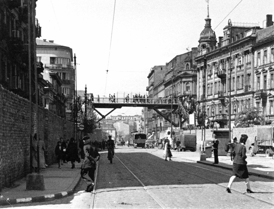 Jedno ze zdjęć z Powstania Warszawskiego prezentowanych na wystawie "Warszawa. Feniks z popiołów" w Hiroszimie