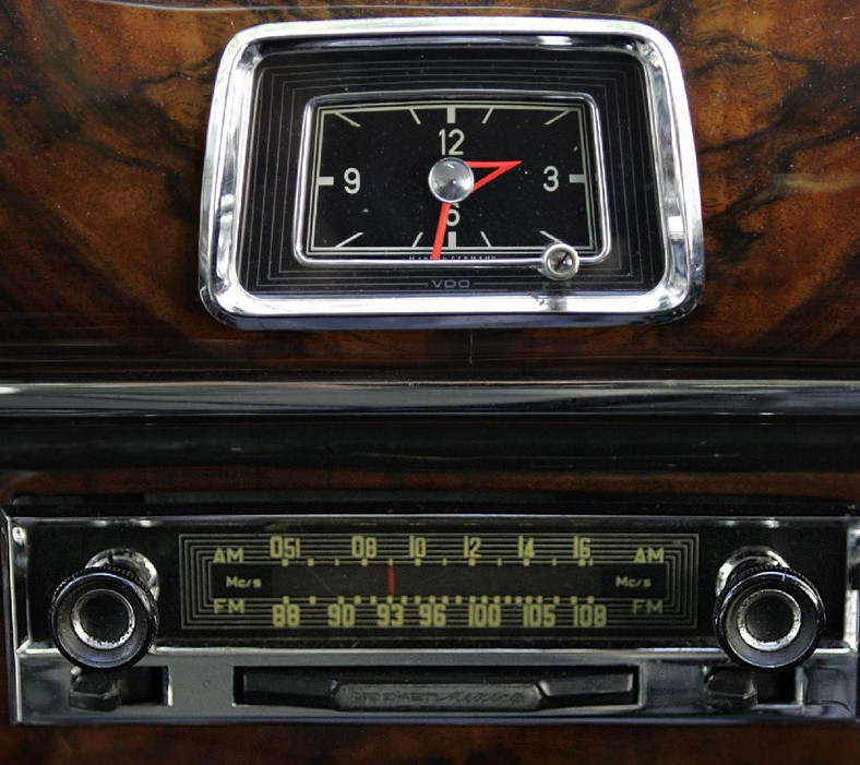Odrestaurowane radio Becker Mexico w Mercedesie 220s z 1958 roku. Co ciekawe Mercedes zezwolił dilerom montaż alternatywnych radioodbiorników: Blaupunkta i Philipsa.