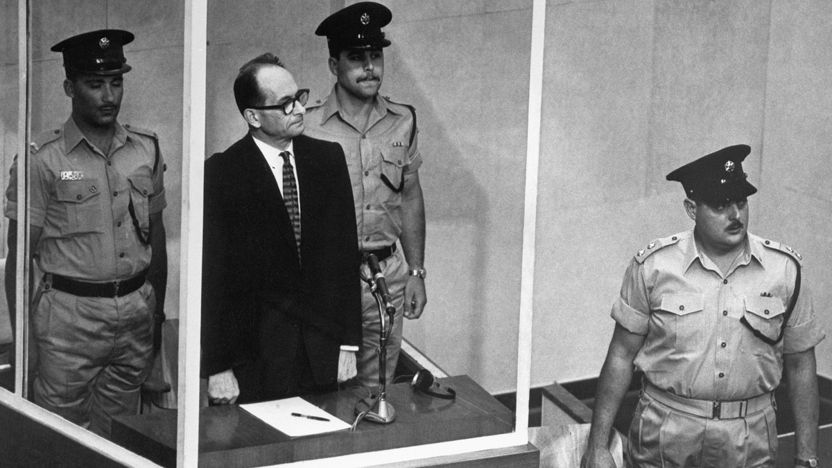 W 1960 r. Adolf Eichmann — jeden z największych zbrodniarzy w historii — został ujęty przez wywiad izraelski w Buenos Aires i uprowadzony do Jerozolimy, gdzie stanął przed sądem. Skomplikowana operacja została znakomicie opisana przez amerykańskiego pisarza Neala Bascomba w pasjonującej książce "Wytropić Eichmanna", która właśnie ukazała się po polsku.