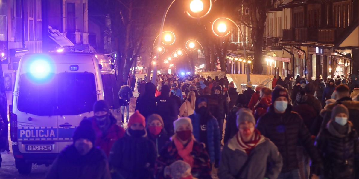 Hotelarze błagają turystów, by nie robili imprez.