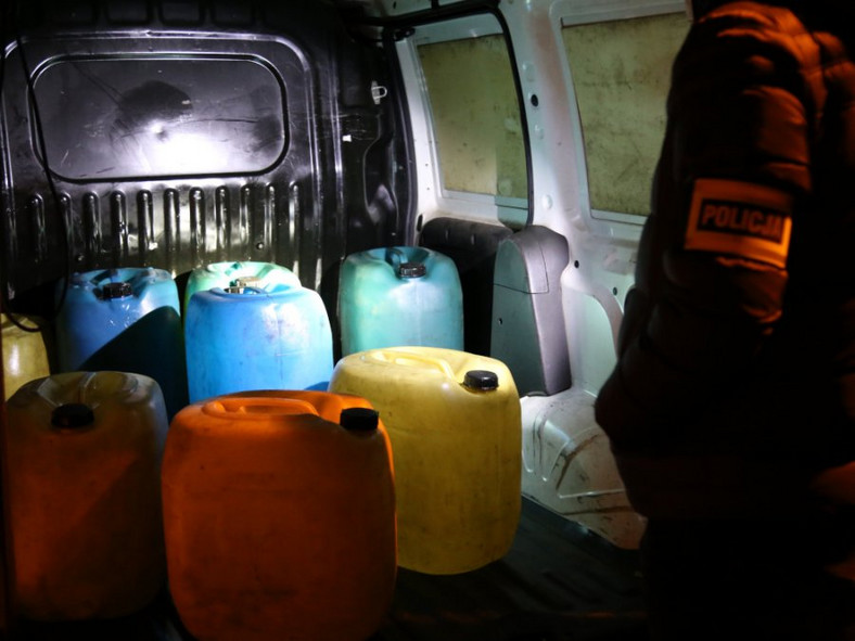 Przestępcy kradli paliwo z cystern za zgodą kierowców