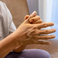 Fájdalmas, gyulladt kezek, ízületek – egyike a Lyme-kór legkellemetlenebb tüneteinek