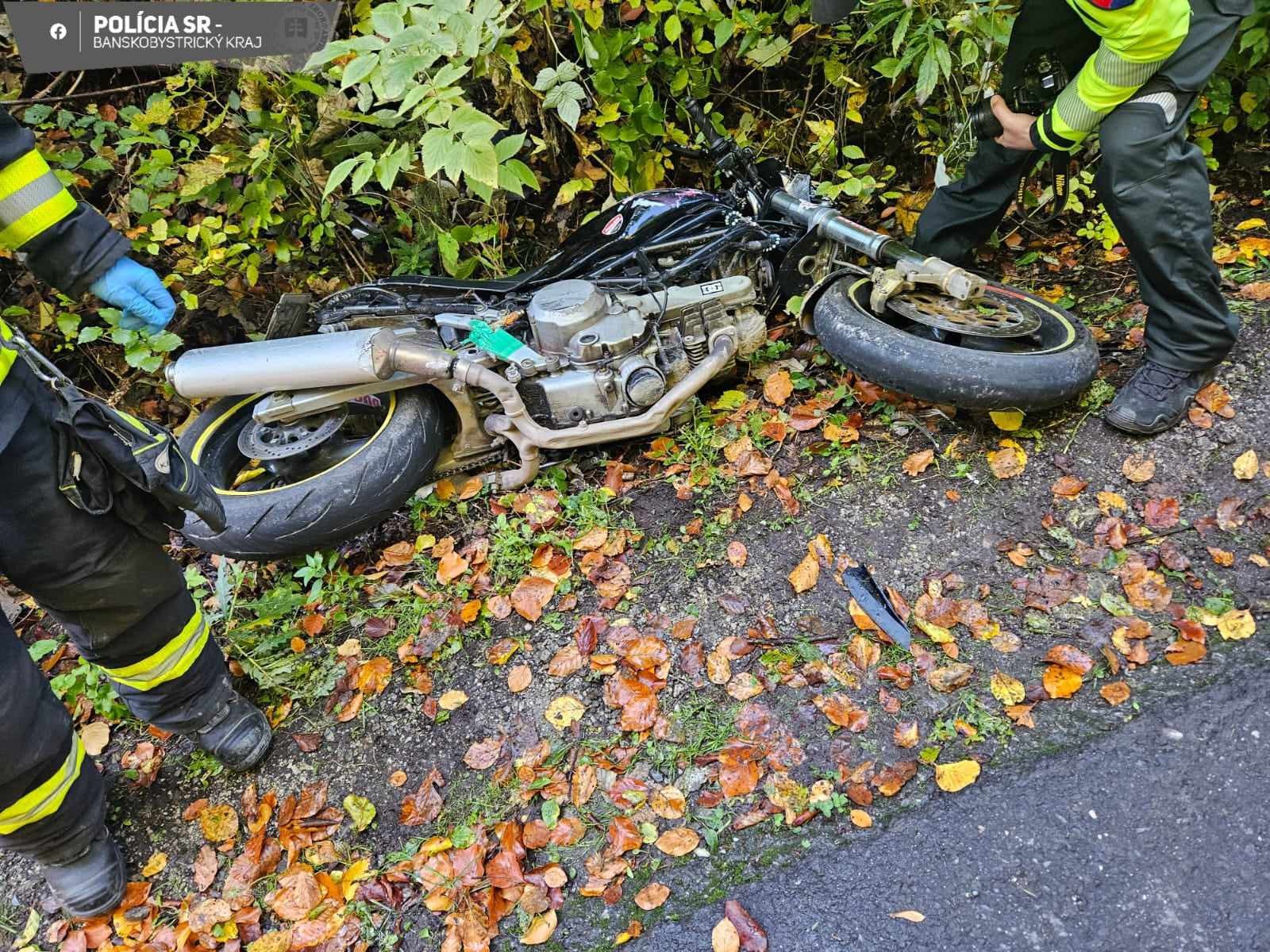 Motocyklista narazil do policajného auta v období zákazu viesť vozidlá.