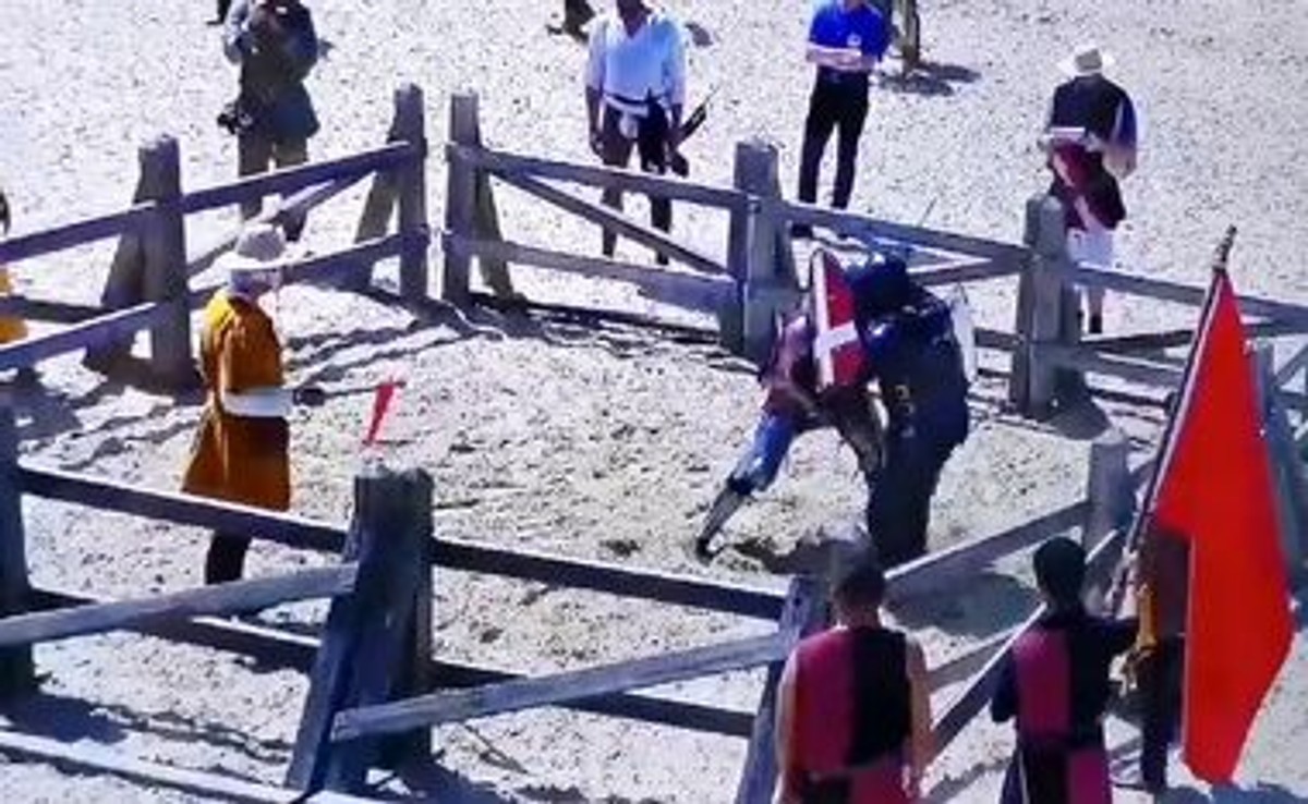 Marcin Waszkielis rycerskim mistrzem świata! Polak w walce na miecze nie dał szans rywalom [WIDEO]