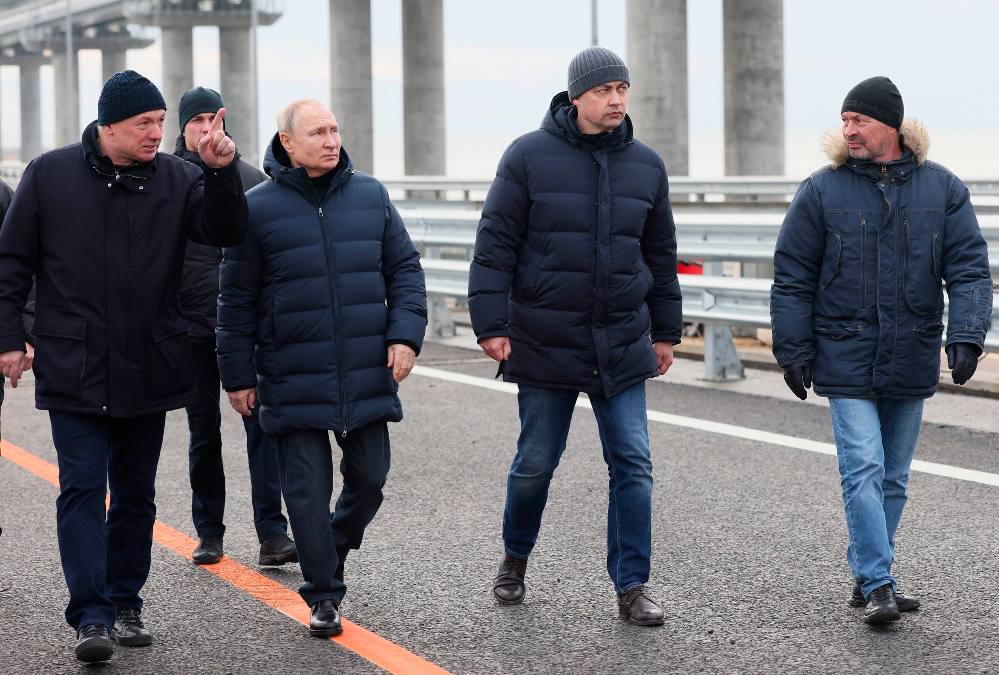 Ruský prezident Vladimir Putin počas návštevy Kerčského mosta spájajúceho pevninské Rusko s anektovaným ukrajinským polostrovom Krym.