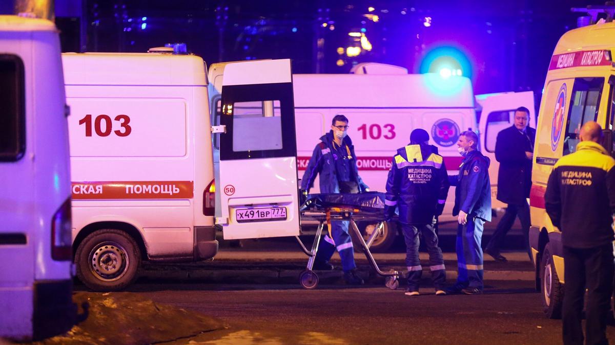 Gyermekeiket ölelő anyák holttestére bukkantak a moszkvai terrortámadás helyszínén: már majdnem 150 áldozatról szólnak a hírek