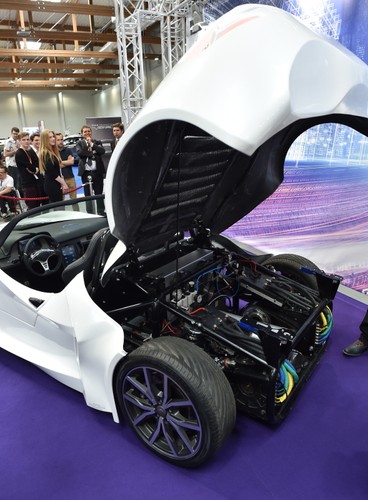 Najistotniejszym elementem całego systemu jezdnego jest zbiornik na wodór, który oparty jest na wodorkach metali. Tego typy zbiornik może zmagazynować więcej gazu w jednostce objętości niż standardowe zbiorniki ciśnieniowe. 


<br><br> fot. (mr) PAP/Jacek Bednarczyk