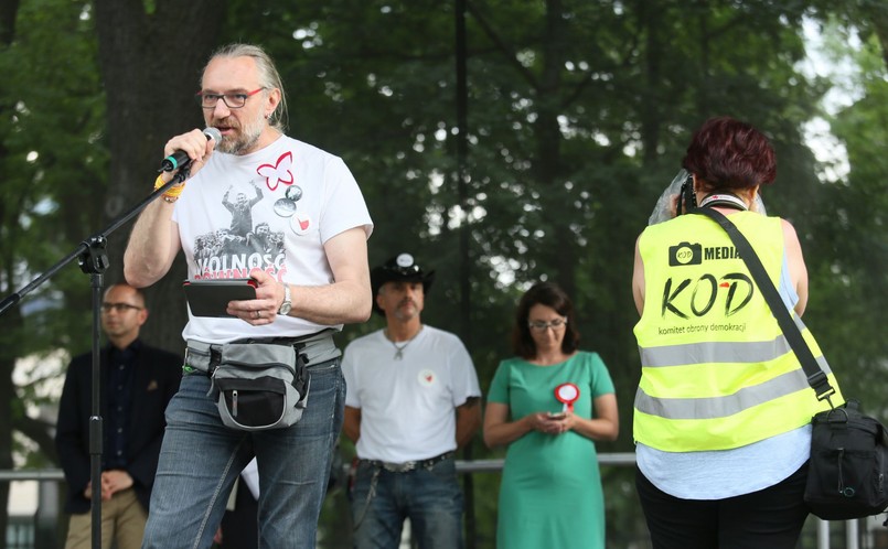 W Gdańsku, w pikniku „Wszyscy dla wolności" uczestniczył m.in. przewodniczący KOD, Krzysztof Łoziński. „4 czerwca jest datą tak ważną, bo zwycięstwo Solidarności, polskiego społeczeństwa nad totalitarną władzą uruchomiło efekt domino - to poszło nie tylko po Europie" - mówił nowy szef Komitetu. Dodał, że był to "przełom, nie tylko w Polsce" . Ocenił równocześnie, że rocznica wyborów z 4 czerwca 1989 r. „nie jest właściwie obchodzona".