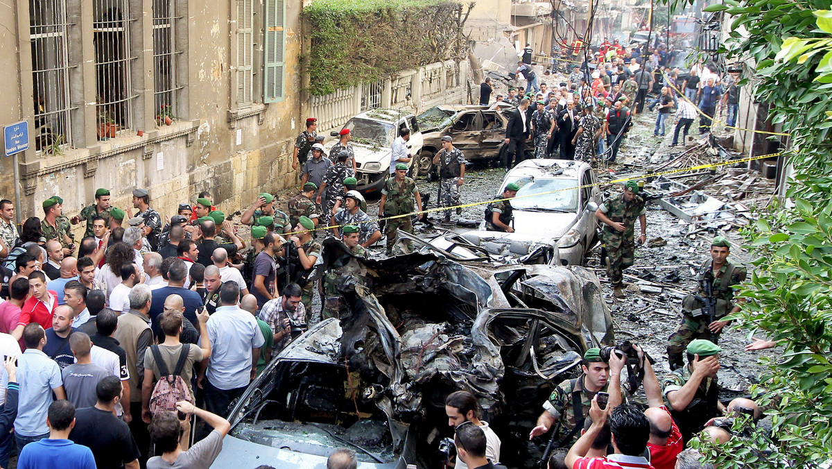 Z apelem do polityków libańskich, by zapobiegli destabilizacji swego kraju zwrócił się prezydent Francji Francois Hollande, po zamachu w Bejrucie, w którym zginęło co najmniej osiem osób. Opozycja w Libanie wezwała w piątek rząd, by podał się do dymisji po zabójstwie w zamachu w Bejrucie szefa wywiadu libańskiej policji gen. Wissama al-Hassana. Przywódca libańskiej opozycji Saad Hariri oskarżył prezydenta Syrii Baszara Al-Assada o zlecenie zabicia Hassana.
