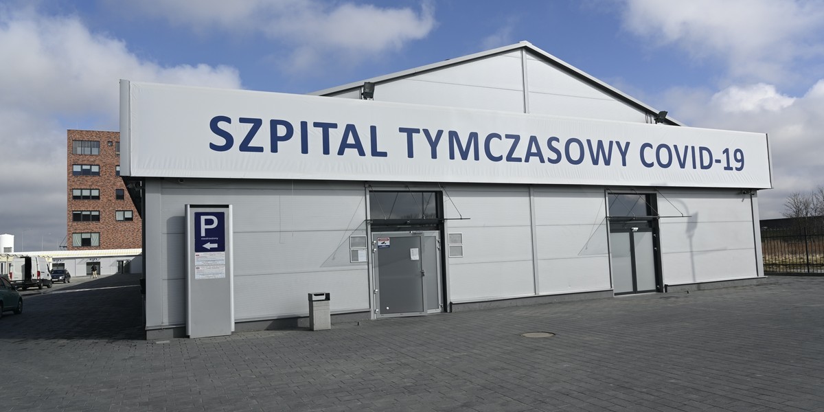 We Wrocławiu szpital tymczasowy wyposażono w łóżka, których pozbył się niemiecki szpital, bo termin ich użytkowania już minął. 