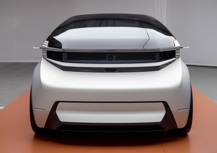 Zewnętrze rozmiary modelu 360c zbliżone są do rozmiarów luksusowego Volvo SUV XC90. Ma jednak więcej miejsca w środku dzięki braku silnika spalinowego. Dzięki większej przestrzeni wewnętrznej Volvo 360c może być, w zależności od potrzeb, salonem, biurem albo sypialnią na kołach.