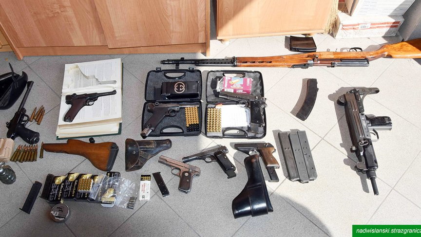 W mieszkaniu 52-latka strażnicy graniczni znaleźli istny arsenał broni