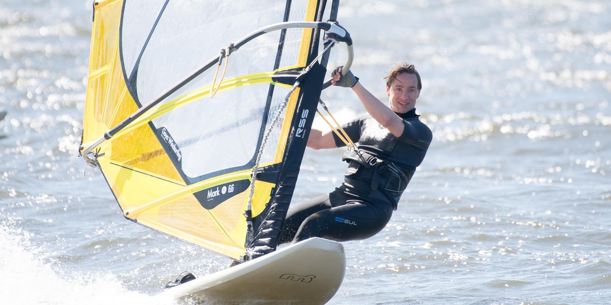 Krzysztof Bosak uprawia windsurfing