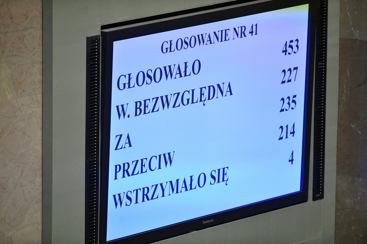 Ekran z wynikiem głosowania na sali obrad Sejmu