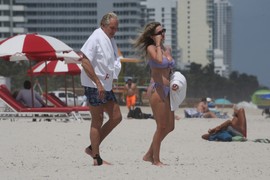 Popularni glumac (67) uslikan na plaži sa 4 DECENIJE MLAĐOM SUPRUGOM: Ema GRMI u ljubičastom bikiniju, obline kipe na sve strane